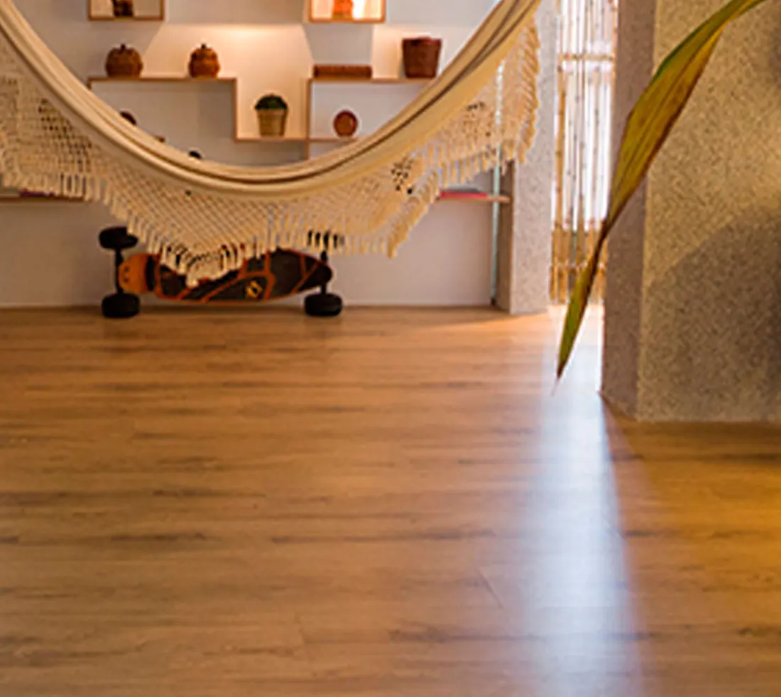 Ambiente com piso laminado Eucafloor em tom de madeira